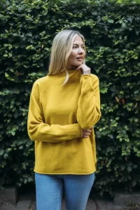 Corry Raglan Pullover in Piccalilli 