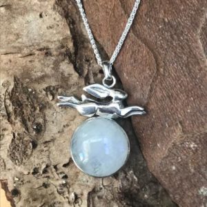 Silver Pendant ‘Moon Leap’ set with round Moonstone.