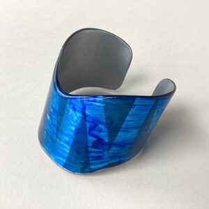 'Flexible Wavy' Acrylic Cuff