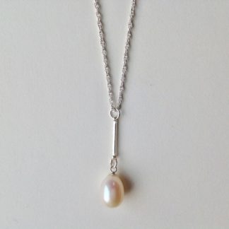 Single Pearl and Bar Necklace