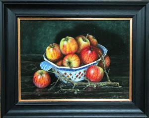 Apples in a Chestnut Dish