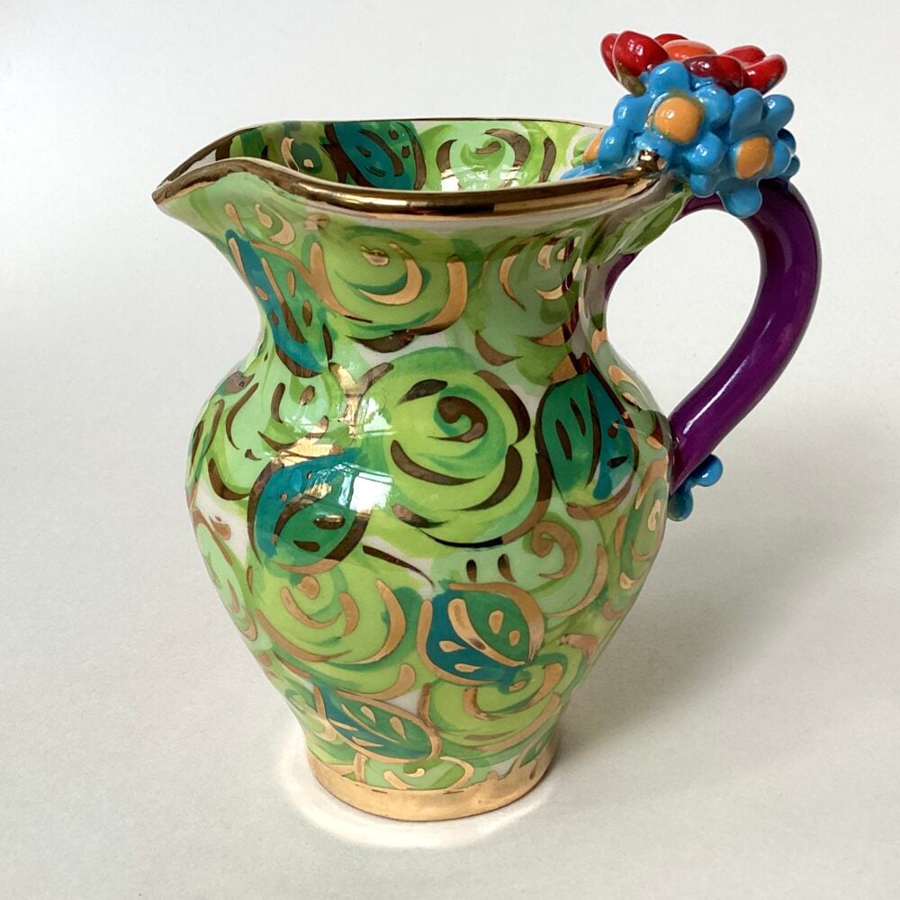 ‘Creamer in Green Rosebush with Daisies’